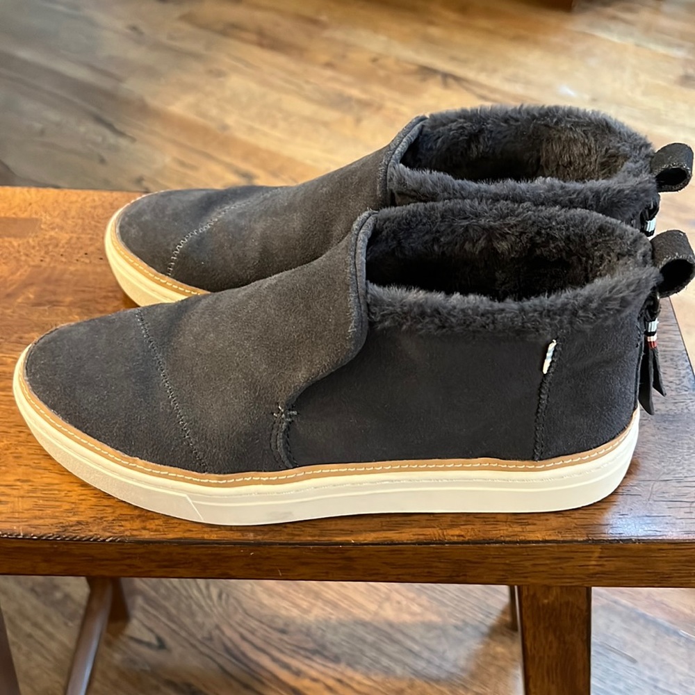 Toms Paxton gray faux fur lined bootie sneaker